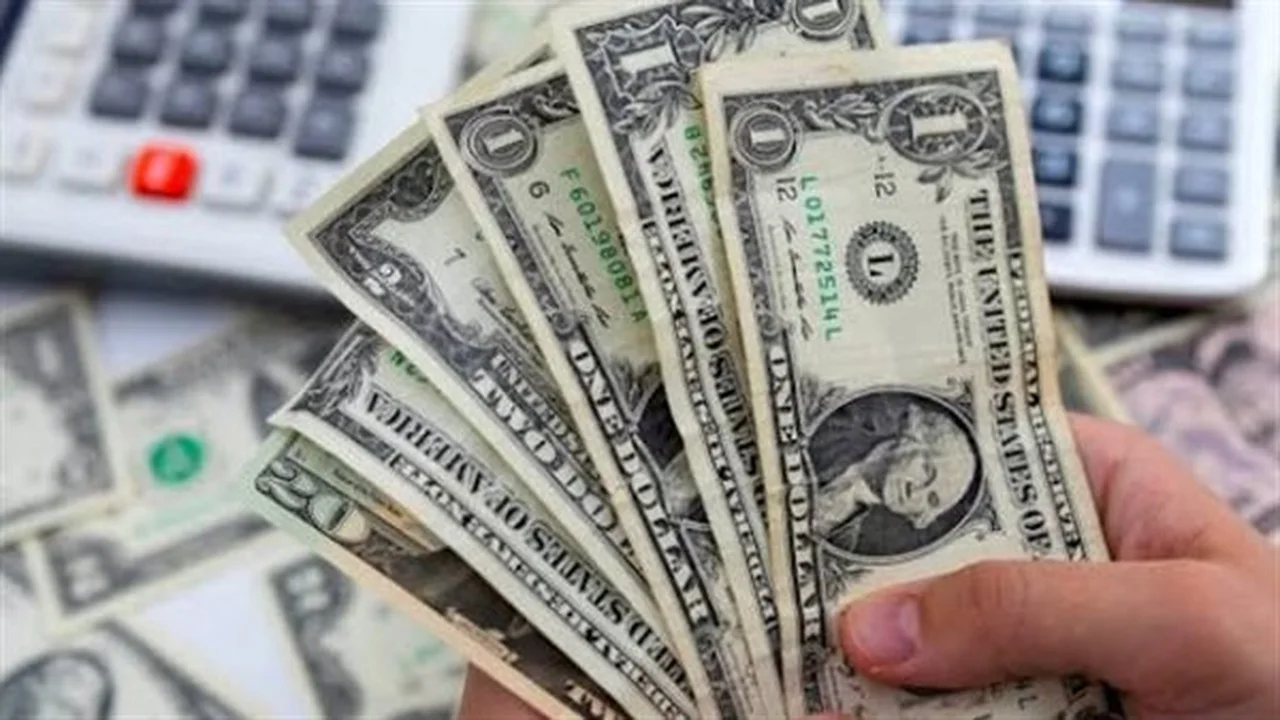 أسعار الدولار تتباين في البنوك التجارية والمصارف الخاصة اليوم